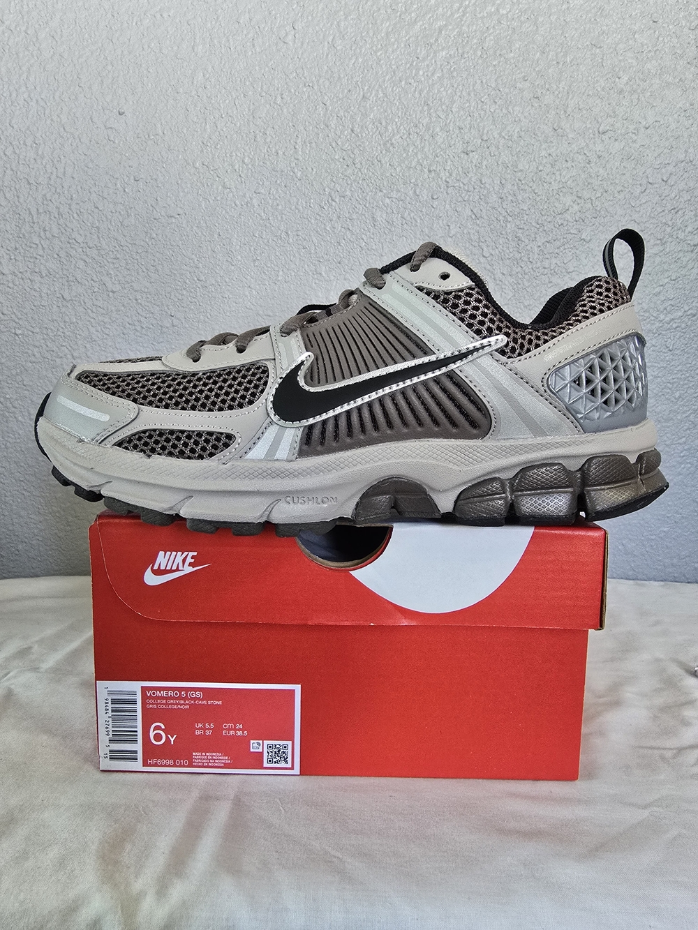 Nike Vomero 5 Men’s Athletic Shoe - Beige/Tan/Black